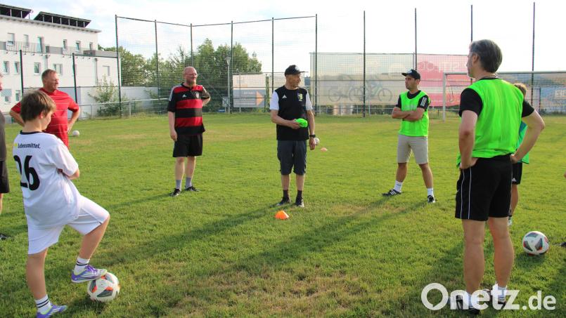 DJK-Trainer Günter Christian (Mitte) erklärt den Kickern zunächst die wichtigsten Regeln bei Walking Football. Bild: Hans Prem