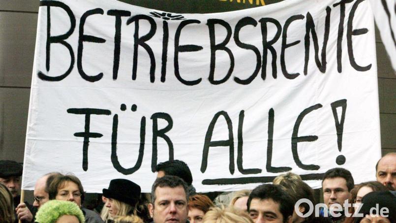 In den unteren Gehaltsgruppen mit einem Bruttolohn bis zu 2.500 Euro hat laut der Alterssicherungskommission nur rund ein Drittel der Beschäftigten Anspruch auf eine betriebliche Altersvorsorge. (Archivbild) Bild: Frank Rumpenhorst/dpa