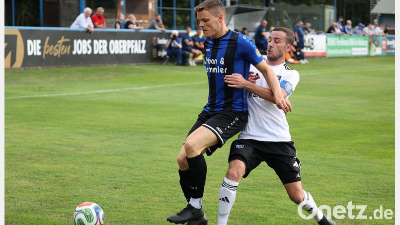 Der Weidener Niklas Lang (links) ist in dieser Szene vor Andreas Koppmann am Ball. Bild: Dieter Jäschke