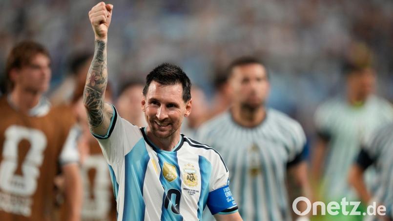 Lionel Messi steht mit Argentinien im WM-Viertelfinale. Bild: Rebecca Blackwell/AP/dpa