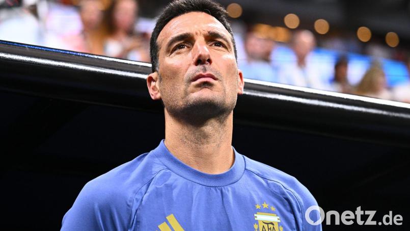 Lionel Scaloni zeigte sich nach dem 3:2 Argentiniens gegen Ägypten von seiner emotionalen Seite. Bild: Tom Weller/dpa