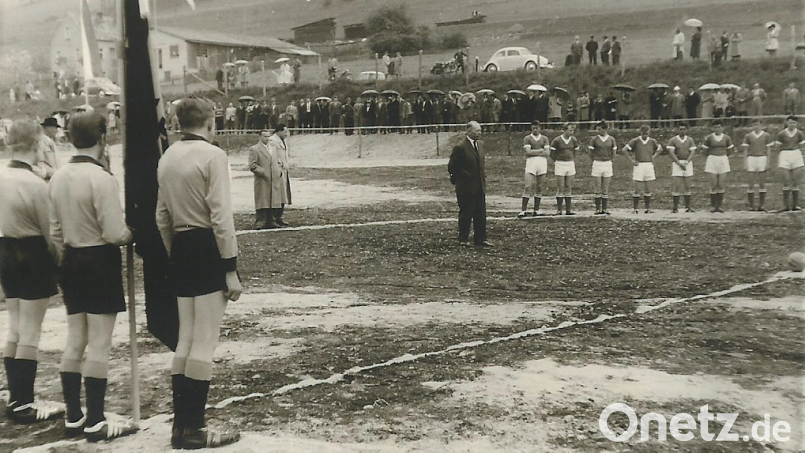 Bereits zur Einweihung war der Platz an der Vils nur mit Sägespänen bespielbar. Aus diesem Grund zog der Verein 1972 an seinen heutigen Standort um. Bild: Lothar Trager