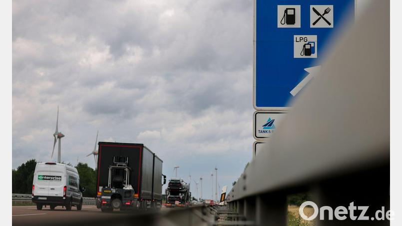 Fürs Tanken von der Autobahn abzufahren, lohnt sich. Bild: Jan Woitas/dpa