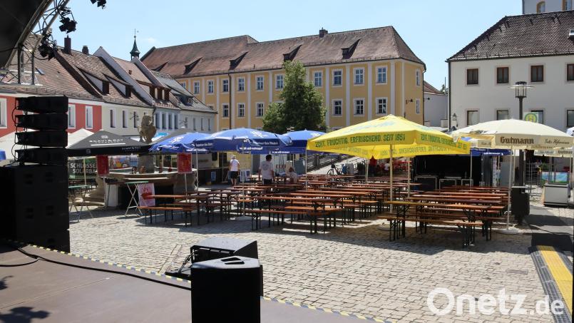 Pflaster und Beton, aber kein natürlicher Schatten: Am Altstadtfest-Samstag um 15 Uhr war der Luitpoldplatz zwar voll bestuhlt, aber trotzdem menschenleer – die Hitze in der Innenstadt war unerträglich. Bild: Martin Franitza