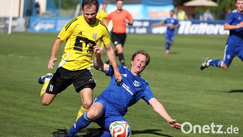 Voller Einsatz ist auch beim Saisonauftakt gefragt: Der SV Etzenricht um Spielertrainer Andreas Wendl muss zum Bezirksliga-Start beim FC Weiden-Ost ran. Bild: Dieter Jäschke