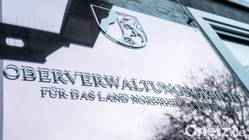 Nach einem Eilbeschluss des Oberverwaltungsgerichts Münster darf der Rapper 18 Karat abgeschoben werden. (Symbolbild) Bild: Guido Kirchner/dpa