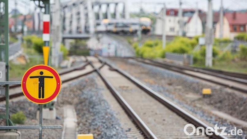 Am Montag sorgte ein Mann, der am Bahnhof Sulzbach-Rosenberg an der Bahnsteigkante saß, für Aufregung. Symbolbild: Bundespolizei