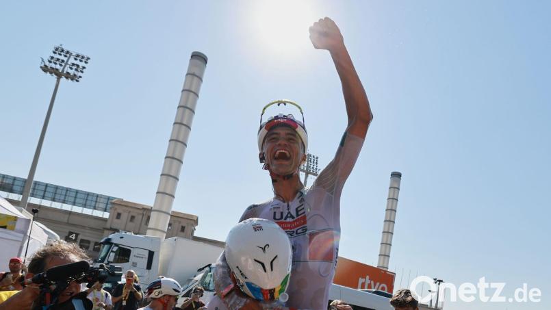 Rad-Superstar Tadej Pogacar hievt Isaac del Toro in die Höhe. Bild: Stephanie Lecocq/Pool Reuters/AP/dpa