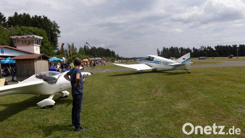Das Fliegen faszinierte auch im vergangenen Jahr zahlreiche Besucher beim Flugplatzfest in Erbendorf. Archivbild: Roland Wellenhoefer