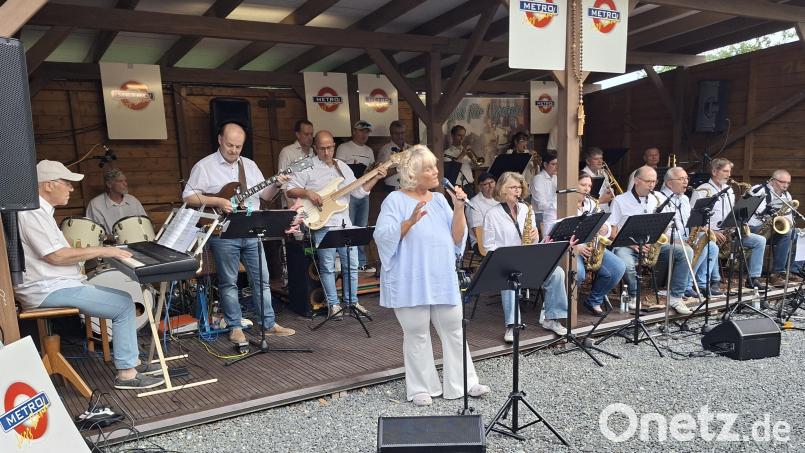 Einen schwungvollen Auftakt des Ugandafestes bescherte die "Metro Big Band“ mit Sängerin Ines Stumböck. Bild: Martin Staffe
