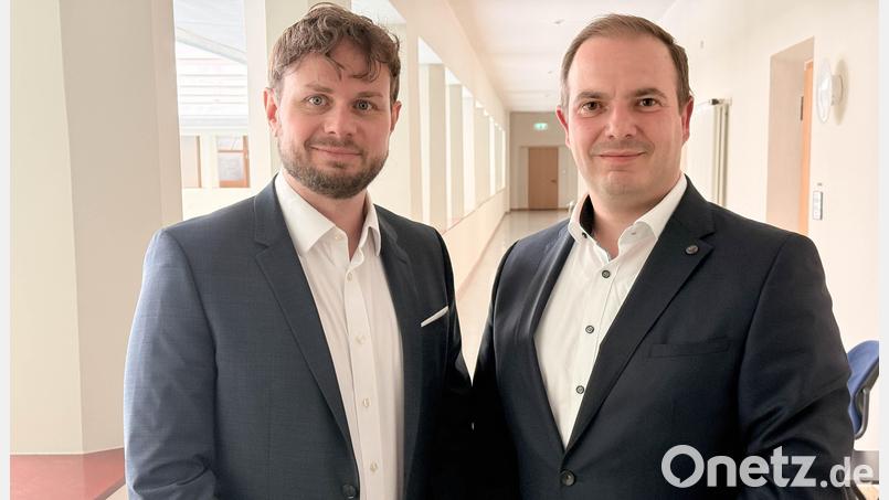 Die beiden neuen an der Spitze der Kliniken Nordoberpfalz AG: Vorstand Ralph Junghans (rechts) und Klinikdirektor Tim Egger. Bild: Gabi Schönberger
