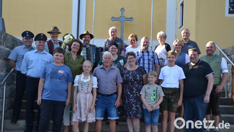 Johann Wittmann (vorne Mitte) feierte seinen 85. Geburtstag. Eingerahmt von seiner Frau Heidi und den Enkelkindern. Dazu gratulierten die Vereine, Musiker sowie Pfarrer Udo Klösel (rechts) und 3. Bürgermeisterin Ulrike Guttenberger (links hinter den Enkeln). Bild: Peter Garreiss