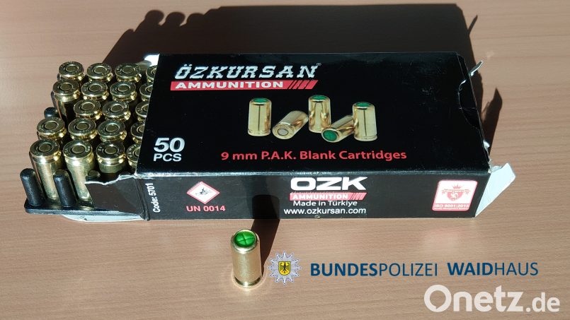 Beamte der Bundespolizei Waidhaus haben am Sonntag bei Grenzkontrollen in Waidhaus Munition sichergestellt. Bild: Bundespolizei