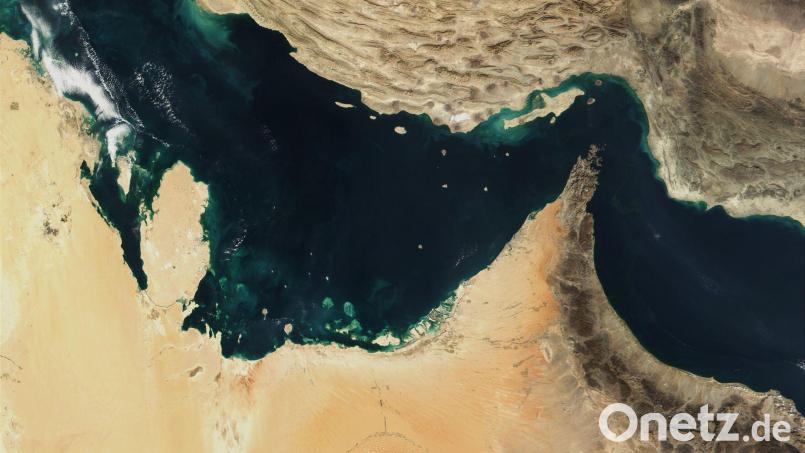 Ein Handelsschiff steht nach Beschuss in Flammen. (Archivbild) Bild: -/The Visible Earth/NASA/dpa
