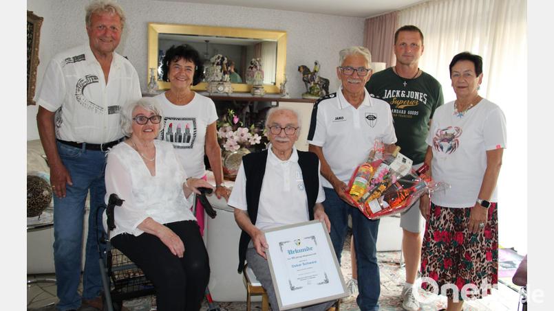 Nur wenige Menschen können auf 80 Jahre Vereinszugehörigkeit zurückblicken. Oskar Schwarz (sitzend Mitte) kann es. Die Führungsriege des ASV Neustadt/WN besuchte ihn und Ehefrau Vera (Zweite von links sitzend). Zum Dank erhielt er eine Urkunde und einen Geschenkkorb. Bild: Hans Prem