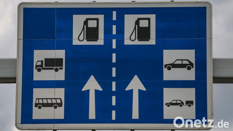 Tanken an Autobahntankstellen ist in den meisten Fällen deutlich teurer als an Straßentankstellen in der Nähe. Bild: Jan Woitas/dpa