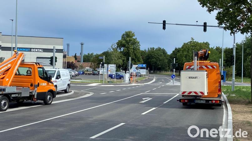 Die Einmündung der Ohmstraße (links) in die Werner-von-Siemens-Straße in Amberg. Gerade wird die Ampelanlage gebaut, die den Verkehr hier künftig regeln soll. Bild: Andreas Ascherl