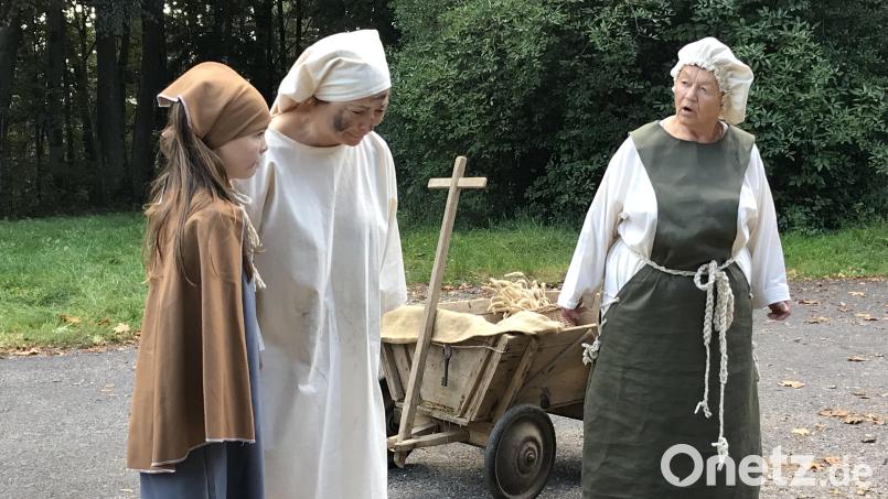 Gretl Mildner (rechts) war eine begeisterte Mitspielerin, wie hier bei den historischen Szenen auf dem Frohnberg. Jetzt ist das Hahnbacher Original im Alter von 86 Jahren gestorben. Bild: Marianne Moosburger