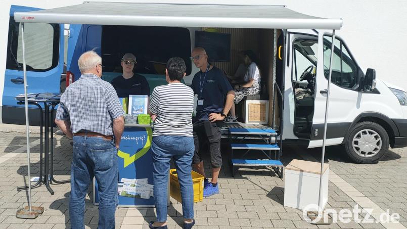 Beim Halt von Redaktion on Tour in Grafenwöhr nutzten interessierte Leser die Gelegenheit, mit Mitarbeitenden von Oberpfalz-Medien ins Gespräch zu kommen. Am Freitag bietet sich die Gelegenheit wieder in Vohenstrauß. Archivbild: ald