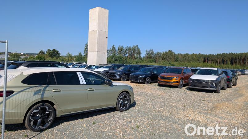 Um den oft fotografierten Lippert-Aufzugschacht stehen heute Autos. Die Insolvenz des Maschinenbauers verhinderte die Fertigstellung der geplanten Gebäude. Aktuell nutzt die DADG die Fläche als Stellplatz. Bild: wüw