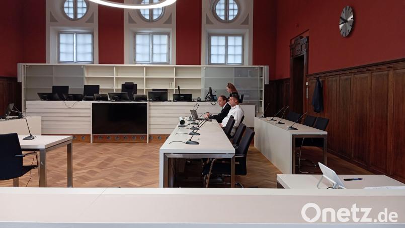 Der Angeklagte (rechts) und sein Verteidiger Gunther Haberl (links) vor Beginn des zweiten Prozesstages am Landgericht Amberg. Bild: Kathrin Halbhuber
