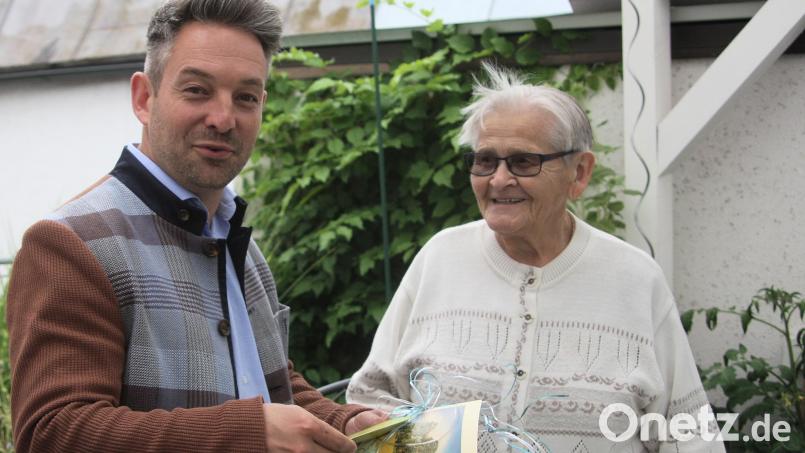 Maria Heindl feierte ihren 90. Geburtstag. Die Glückwünsche der Marktgemeinde Wiesau überbrachte Bürgermeister Michael Dutz. Bild: Werner Robl