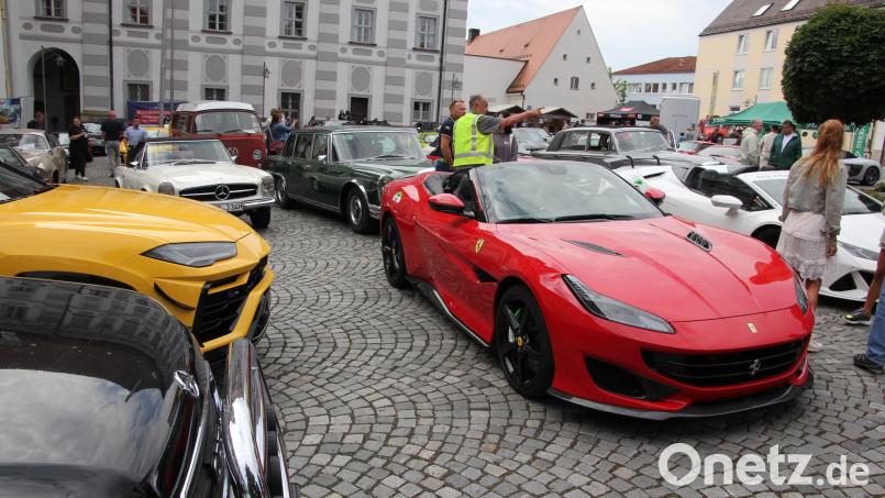 In Waldsassen laden auch heuer die Sportwagenfreunde wieder zu einem Erlebnistag für Kinder mit Handicap ein. Auf dem Basilika-Platz werden wieder viele besondere Fahrzeuge zu sehen sein. Bild: Konrad Rosner