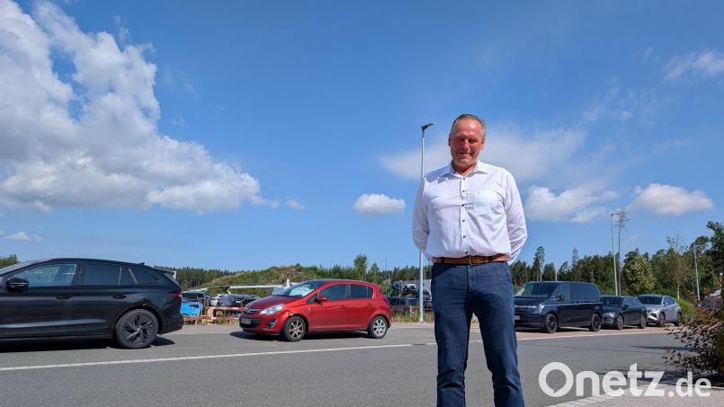Josef Ritter vor seinem Firmensitz in Eschenbach. Autos sind hier überall. Bild: Wolfgang Würth
