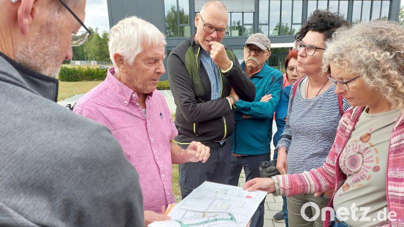 Peter Zahn ist ein vehementer Verfechter für Klima- und Naturschutz in Sulzbach-Rosenberg – und bekannt dafür, sich in Details einzuarbeiten. Hier leitet er (Zweiter von links) eine Besprechung zu Ausgleichsflächen für das Industriegebiet Ost in Sulzbach-Rosenberg. Archivbild: Heidi Franitza