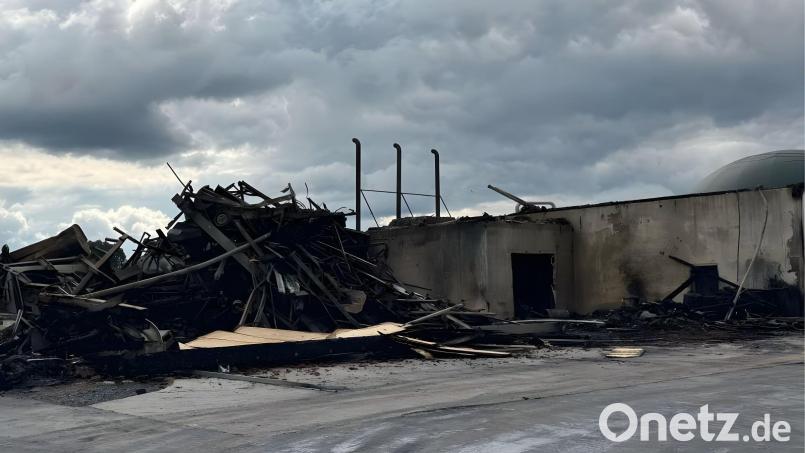 Großeinsatz für die Feuerwehren in der Nacht auf Sonntag in Pfaffenreuth bei Marktredwitz. Die mehr als 300 Einsatzkräfte konnten Schlimmeres verhindern. Bild: Matthias Bäumler