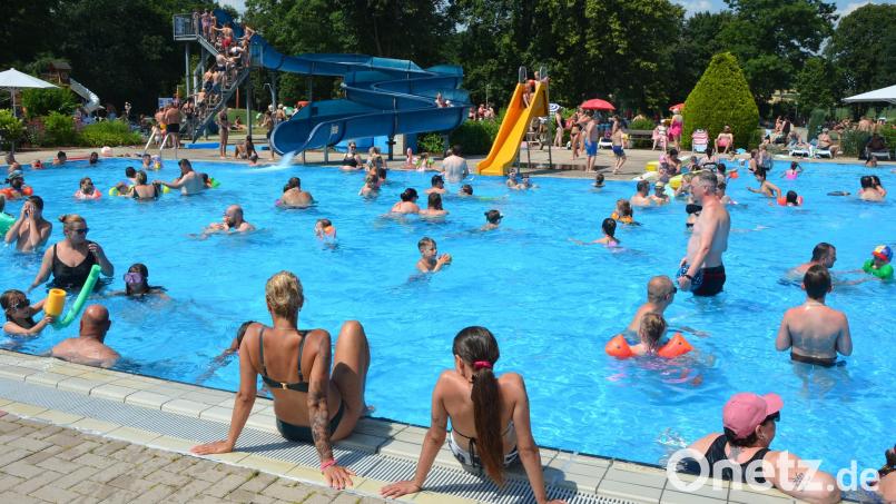 Dieses Jahr feiert das Freibad Mitterteich 50. Geburtstag. Am bisher heißesten Tag in diesem Jahr, am Samstag, 27. Juni, wurden mehr als 2500 Badebesucher gezählt. Bild: Josef Rosner