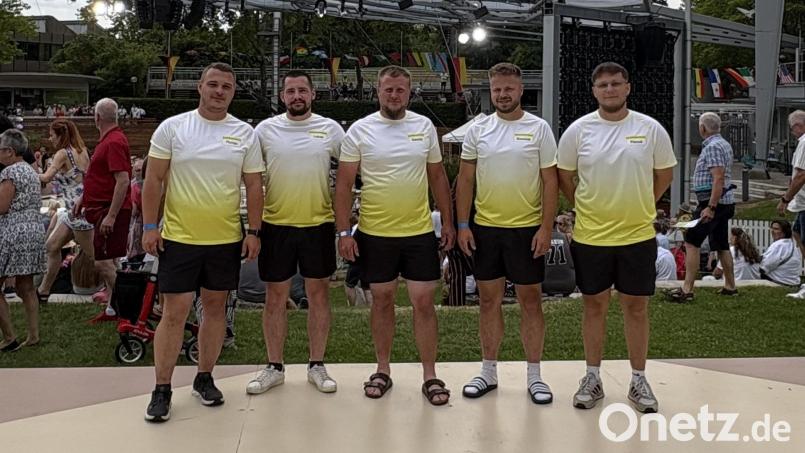 Florian Hawranek, Lukas Schenkl, Sascha Plannerer, Dominik Plannerer und Pascal Ponnath vom Burschenverein Ebnath machten beim Wasserrutschen-Wettbewerb des ZDF-Fernsehgarten mit. Die fünf Oberpfälzer setzten sich gegen zwei andere Teams durch und gewannen Tickets für den ausverkauften Mallorca-Fernsehgarten. Bild: Burschenverein Ebnath/exb