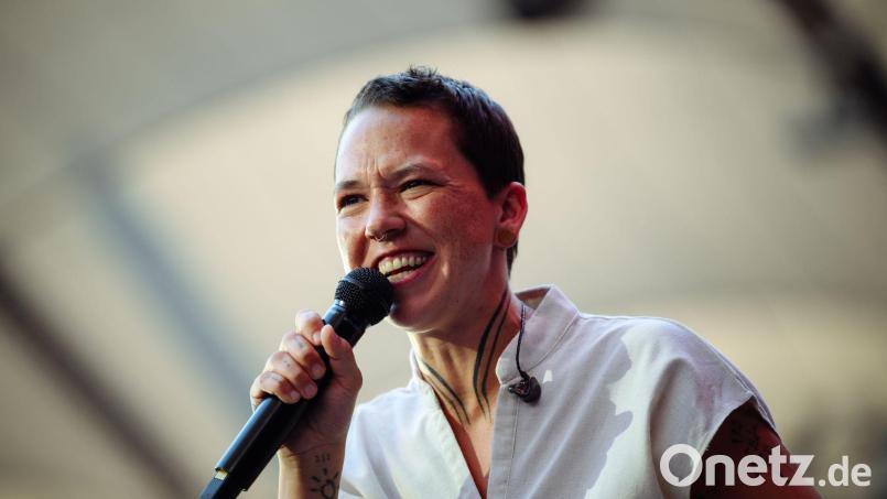 Sängerin Stefanie Heinzmann litt eigenen Worten zufolge unter ihrem frühen Rausschmiss bei „The Masked Singer“ im Jahr 2020 einige Tage lang überraschend stark. (Archivbild) Bild: Gregor Fischer/dpa