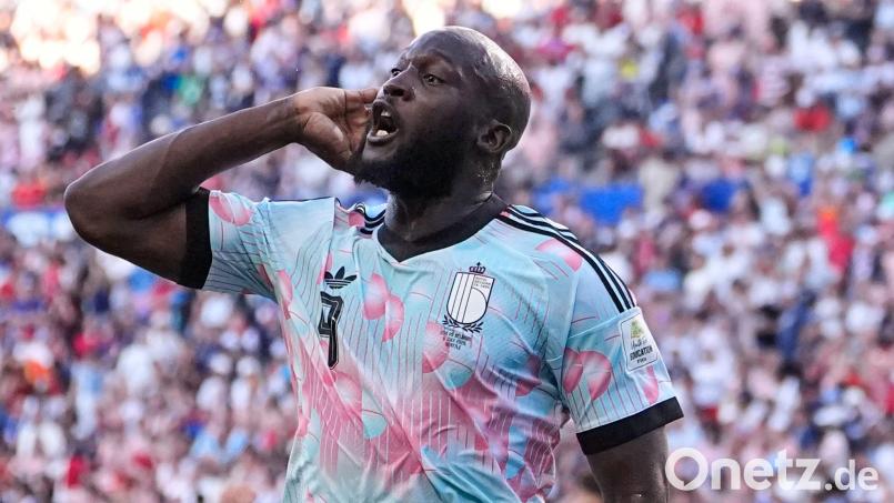 Ja, bitte? Wer ist am Apparat? Romelu Lukaku gibt die Antwort auf dem Platz. Bild: Lindsey Wasson/AP/dpa