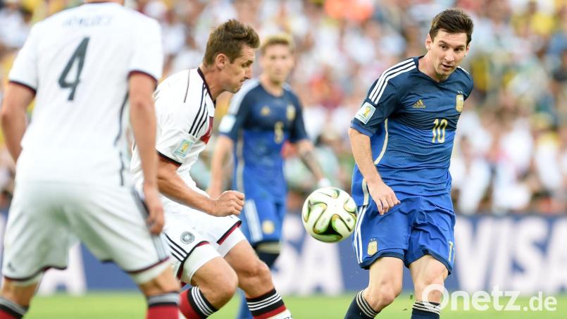 Seltenes Duell im WM-Finale 2014: Lionel Messi (r) und Miroslav Klose. (Archivbild) Bild: picture alliance / dpa
