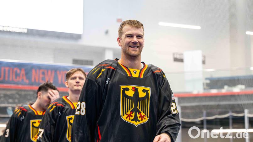 Michael Geiger (vorne) aus Kümmersbruck ist deutscher Nationalspieler in der Sportart Box-Lacrosse. Bild: Michael Geiger