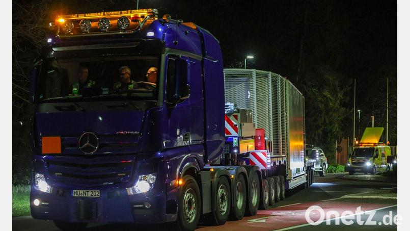 Ein Schwerlasttransporter verlässt mit einem Castor-Behälter den Standort Jülich. (Archivbild) Bild: Christoph Reichwein/dpa