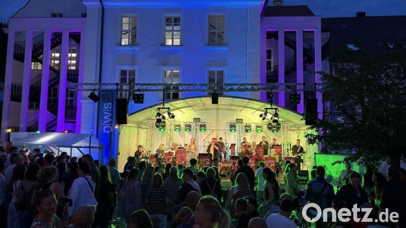 Eine tolle Stimmung herrschte am Samstag bei der Schlagerparty im Rathaushof. Bild: Markus Scharnagl