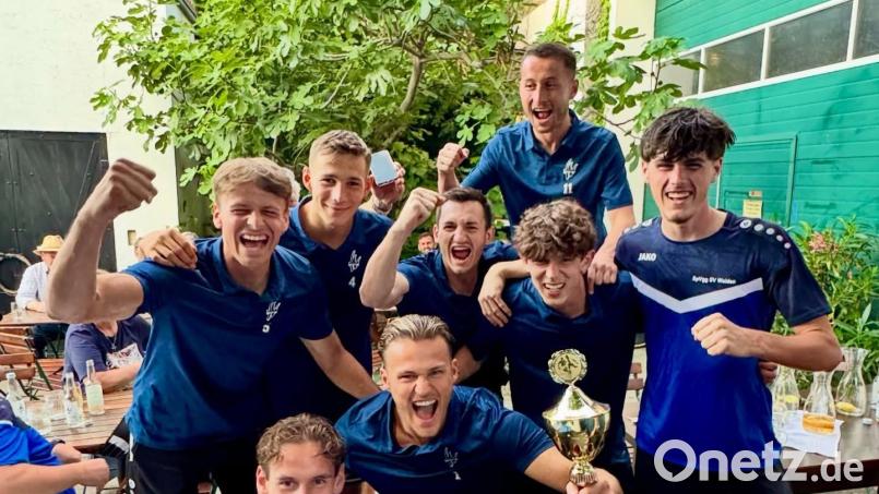 So sehen Sieger in einem Trainingslager der SpVgg SV Weiden aus: Ein Pokalturnier lockerte die anstrengenden Einheiten auf. Bild: SpVgg SV Weiden