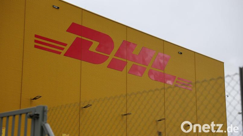 DHL-Logo am Leipziger Flughafen. Bild: Jan Woitas/dpa