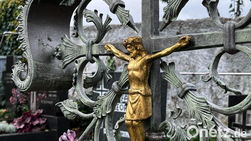 Eine neue Satzung und angepasste Gebühren gelten ab 1. August 2026 für den Friedhof Falkenberg. Symbolbild: Stephan Huber