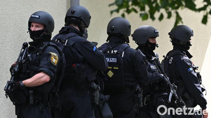 Schwerbewaffnete Polizisten am Welfen-Gymnasium in Schongau. Bild: Lennart Preiss/dpa
