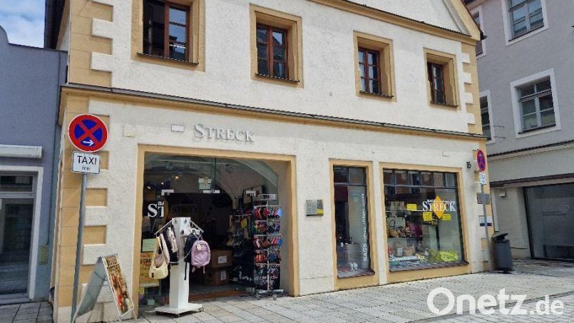 In der Friedrich-Ebert-Straße 15 beginnt der Abschied. Leder-Streck wird schließen. Bild: Thomas Dobler