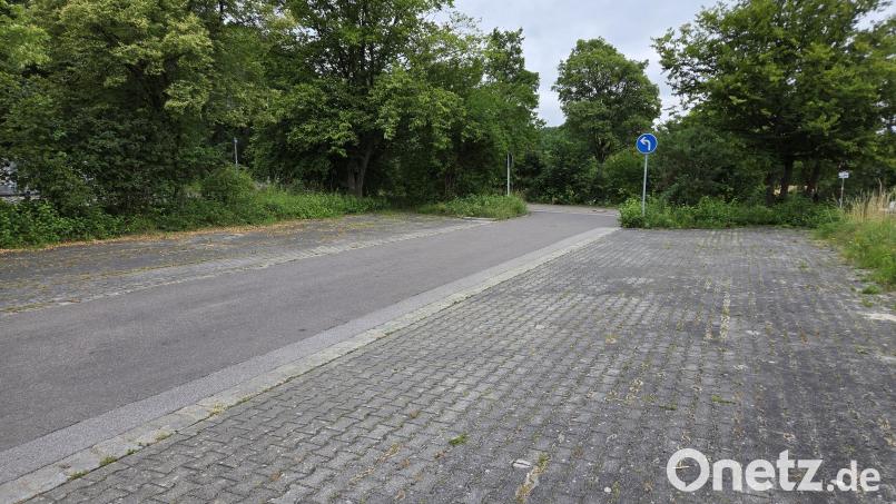 Der Parkplatz 2 am Waldbad ist gepflastert und ohne Stellflächen-Markierungen. Das führt zu uneinheitlichem Parken und kostet bei viel Andrang wertvollen Parkraum. Bild: Tobias Gräf