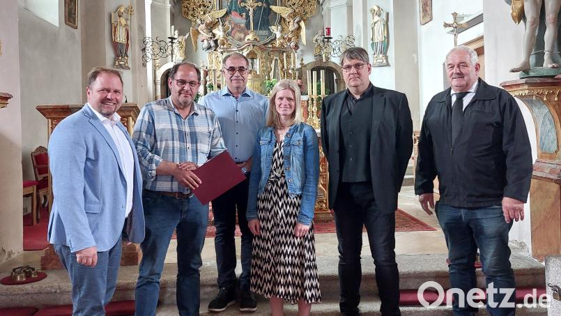 Landrat Hubert Schicker (links) überreicht den Spendenscheck an Stadtpfarrer Oliver Pollinger (Zweiter von rechts) und Vertreter der Kirchenstiftung. Die Initiative für die Spende ging von Max Zintl (Zweiter von links) aus. Bild: Landratsamt Tirschenreuth/Wolfgang Fenzl