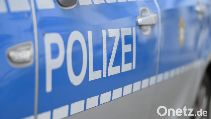 Hunderte Liter Wandfarbe flossen aus einem Lkw-Auflieger und hinterließen eine kilometerlange, weiße Spur auf der Fahrbahn. (Symbolbild) Bild: Malin Wunderlich/dpa