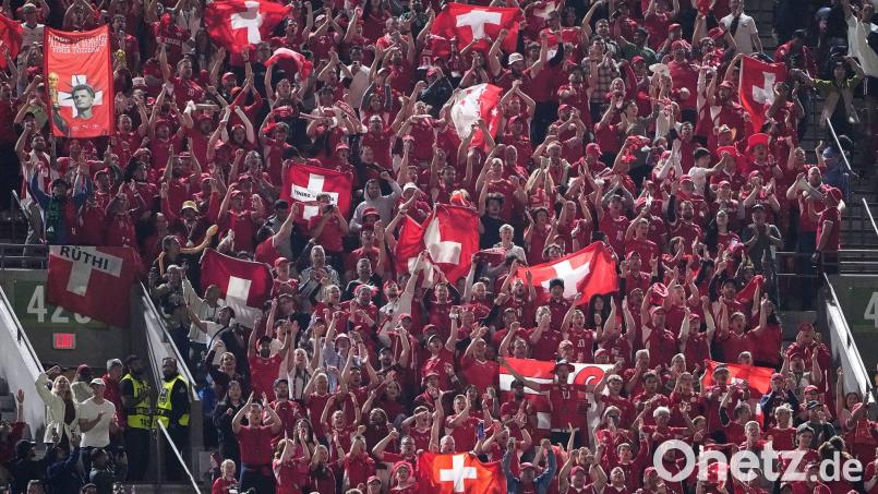 Die Schweizer Fans können in der Heimat am Sonntag bis in den Morgen hinein das WM-Viertelfinale als Event zelebrieren. (Archivbild) Bild: Lindsey Wasson/AP/dpa