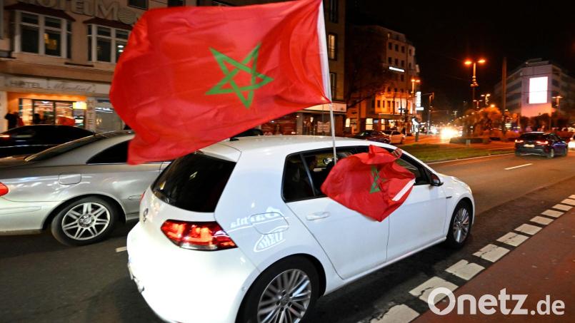 Marokkaner in Frankreich stehen vor dem Viertelfinale beider Länder vor der Qual der Wahl: Welche Mannschaft unterstützen sie? (Symbolbild). Bild: Roberto Pfeil/dpa