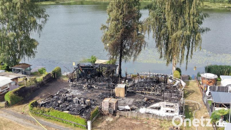 Ein Campingplatz muss in mehrere Abschnitte unterteilt sein. Zwischen den Abschnitten sind breite Brandgassen oder Fahrwege vorgeschrieben. Diese Brandgassen verhinderten auch am Dienstag in Eschenbach, dass das Feuer auf weitere Parzellen übergriff. Bild: Daniel Löb/dpa