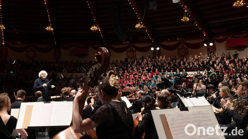 Der Weidener Kammerchor war Teil eines großen Chores, der im Circus-Krone-Bau auftrat. Bild: Astrid Ackermann